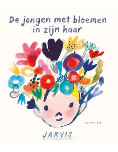 De jongen met bloemen in zijn haar