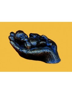 Beeld handje liggende baby...