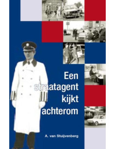 Een straatagent kijkt achterom