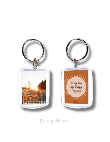 Sleutelhanger dag aan dag draagt Hij ons