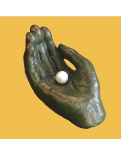 Beeld EMO16 parel in hand...